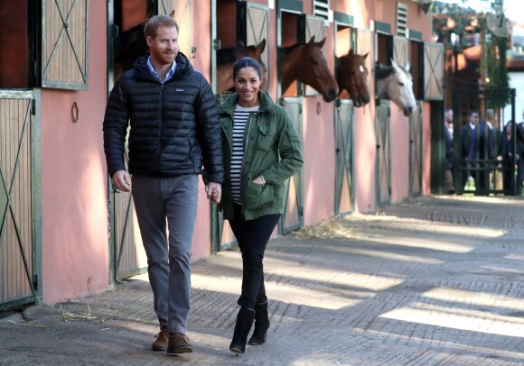 Le prince Harry, duc de Sussex, et Meghan Markle (enceinte), duchesse de Sussex, en visite à la Fédération Royale Marocaine de Sports Equestres à Rabat, lors de leur voyage officiel au Maroc, le 25 février 2019.