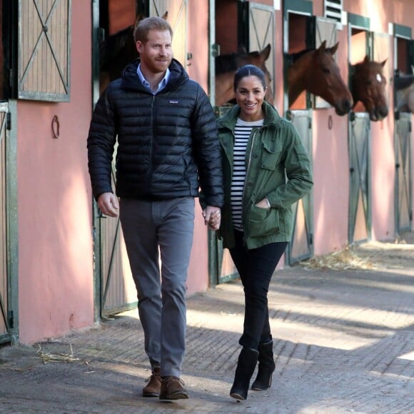 Le prince Harry, duc de Sussex, et Meghan Markle (enceinte), duchesse de Sussex, en visite à la Fédération Royale Marocaine de Sports Equestres à Rabat, lors de leur voyage officiel au Maroc, le 25 février 2019.