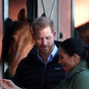 Le prince Harry, duc de Sussex, et Meghan Markle (enceinte), duchesse de Sussex, en visite à la Fédération Royale Marocaine de Sports Equestres à Rabat, lors de leur voyage officiel au Maroc, le 25 février 2019.