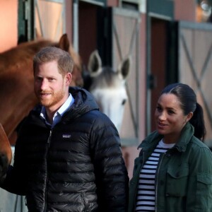 Le prince Harry, duc de Sussex, et Meghan Markle (enceinte), duchesse de Sussex, en visite à la Fédération Royale Marocaine de Sports Equestres à Rabat, lors de leur voyage officiel au Maroc, le 25 février 2019.