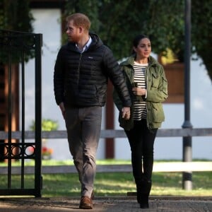 Le prince Harry, duc de Sussex, et Meghan Markle (enceinte), duchesse de Sussex, en visite à la Fédération Royale Marocaine de Sports Equestres à Rabat, lors de leur voyage officiel au Maroc, le 25 février 2019.