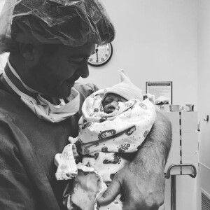 Robin Thicke annonce la naissance de sa fille Lola Alain Thicke le 26 février 2019, sur Instagram.