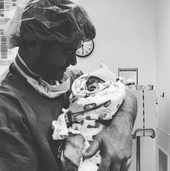 Robin Thicke annonce la naissance de sa fille Lola Alain Thicke le 26 février 2019, sur Instagram.