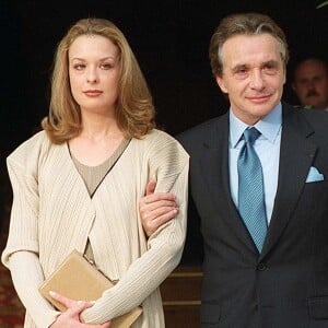 Michel Sardou avec ses enfants Davy et Cynthia lors de son mariage avec Anne-Marie Perier à Paris le 11 octobre 1999.