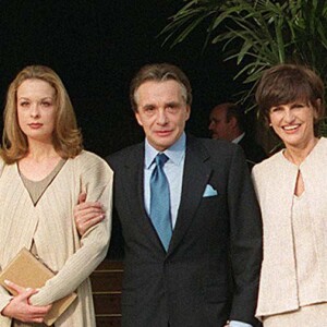 Michel Sardou avec ses enfants Davy et Cynthia lors de son mariage avec Anne-Marie Perier à Paris le 11 octobre 1999.