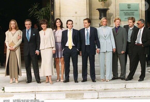 Michel Sardou avec ses enfants Davy et Cynthia lors de son mariage avec Anne-Marie Perier à Paris le 11 octobre 1999.