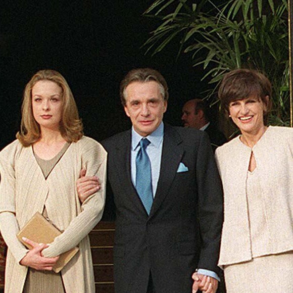 Michel Sardou avec ses enfants Davy et Cynthia lors de son mariage avec Anne-Marie Perier à Paris le 11 octobre 1999.