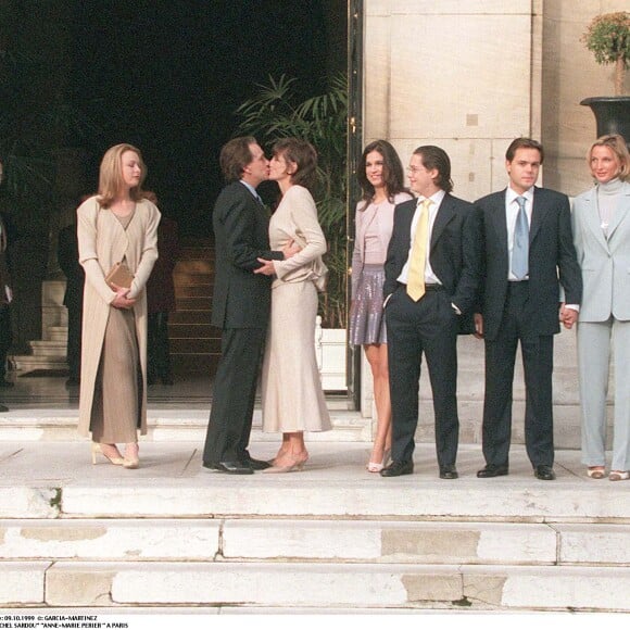 Michel Sardou avec ses enfants Davy et Cynthia lors de son mariage avec Anne-Marie Perier à Paris le 11 octobre 1999.