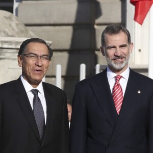 Le roi Felipe VI et la reine Letizia d'Espagne lors de la cérémonie de bienvenue en l'honneur du président péruvien Martin Alberto Vizcarra Cornejo et de sa femme Maribel Diaz Cabello à Madrid le 27 février 2019.