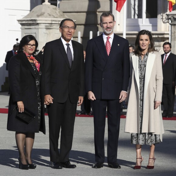 Le roi Felipe VI et la reine Letizia d'Espagne lors de la cérémonie de bienvenue en l'honneur du président péruvien Martin Alberto Vizcarra Cornejo et de sa femme Maribel Diaz Cabello à Madrid le 27 février 2019.