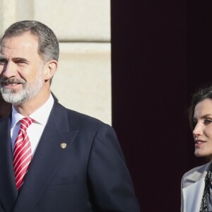 Le roi Felipe VI et la reine Letizia d'Espagne lors de la cérémonie de bienvenue en l'honneur du président péruvien Martin Alberto Vizcarra Cornejo et de sa femme Maribel Diaz Cabello à Madrid le 27 février 2019.