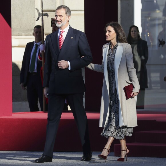 Le roi Felipe VI et la reine Letizia d'Espagne lors de la cérémonie de bienvenue en l'honneur du président péruvien Martin Alberto Vizcarra Cornejo et de sa femme Maribel Diaz Cabello à Madrid le 27 février 2019.