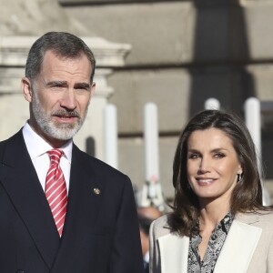 Le roi Felipe VI et la reine Letizia d'Espagne lors de la cérémonie de bienvenue en l'honneur du président péruvien Martin Alberto Vizcarra Cornejo et de sa femme Maribel Diaz Cabello à Madrid le 27 février 2019.