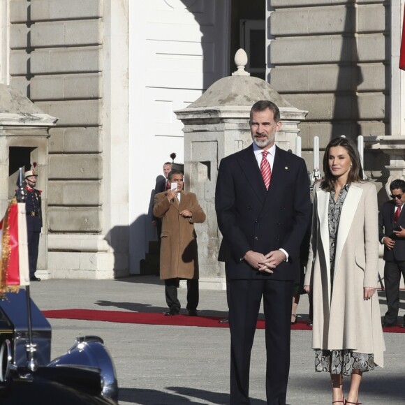 Le roi Felipe VI et la reine Letizia d'Espagne lors de la cérémonie de bienvenue en l'honneur du président péruvien Martin Alberto Vizcarra Cornejo et de sa femme Maribel Diaz Cabello à Madrid le 27 février 2019.