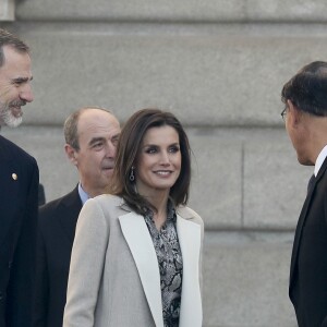 Le roi Felipe VI et la reine Letizia d'Espagne lors de la cérémonie de bienvenue en l'honneur du président péruvien Martin Alberto Vizcarra Cornejo et de sa femme Maribel Diaz Cabello à Madrid le 27 février 2019.