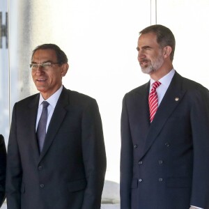 Le roi Felipe VI et la reine Letizia d'Espagne lors de la cérémonie de bienvenue en l'honneur du président péruvien Martin Alberto Vizcarra Cornejo et de sa femme Maribel Diaz Cabello à Madrid le 27 février 2019.