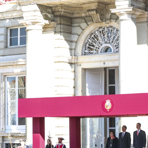 Le roi Felipe VI et la reine Letizia d'Espagne lors de la cérémonie de bienvenue en l'honneur du président péruvien Martin Alberto Vizcarra Cornejo et de sa femme Maribel Diaz Cabello à Madrid le 27 février 2019.