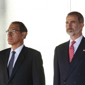 Le roi Felipe VI et la reine Letizia d'Espagne lors de la cérémonie de bienvenue en l'honneur du président péruvien Martin Alberto Vizcarra Cornejo et de sa femme Maribel Diaz Cabello à Madrid le 27 février 2019.