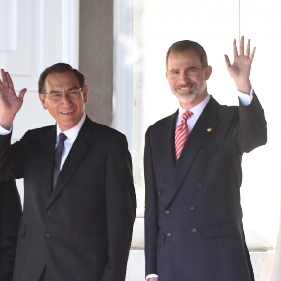 Le roi Felipe VI et la reine Letizia d'Espagne lors de la cérémonie de bienvenue en l'honneur du président péruvien Martin Alberto Vizcarra Cornejo et de sa femme Maribel Diaz Cabello à Madrid le 27 février 2019.