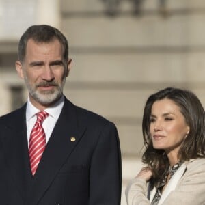 Le roi Felipe VI et la reine Letizia d'Espagne lors de la cérémonie de bienvenue en l'honneur du président péruvien Martin Alberto Vizcarra Cornejo et de sa femme Maribel Diaz Cabello à Madrid le 27 février 2019.