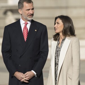 Le roi Felipe VI et la reine Letizia d'Espagne lors de la cérémonie de bienvenue en l'honneur du président péruvien Martin Alberto Vizcarra Cornejo et de sa femme Maribel Diaz Cabello à Madrid le 27 février 2019.