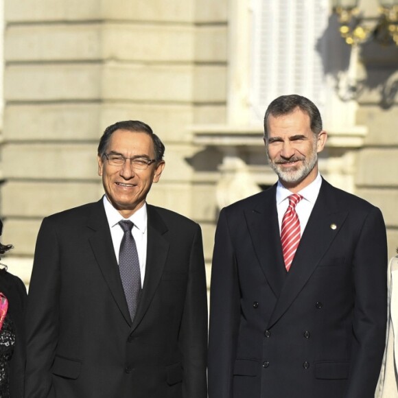 Le roi Felipe VI et la reine Letizia d'Espagne lors de la cérémonie de bienvenue en l'honneur du président péruvien Martin Alberto Vizcarra Cornejo et de sa femme Maribel Diaz Cabello à Madrid le 27 février 2019.