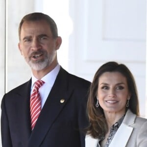 Le roi Felipe VI et la reine Letizia d'Espagne lors de la cérémonie de bienvenue en l'honneur du président péruvien Martin Alberto Vizcarra Cornejo et de sa femme Maribel Diaz Cabello à Madrid le 27 février 2019.
