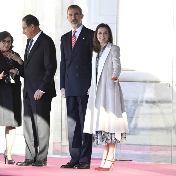 Le roi Felipe VI et la reine Letizia d'Espagne lors de la cérémonie de bienvenue en l'honneur du président péruvien Martin Alberto Vizcarra Cornejo et de sa femme Maribel Diaz Cabello à Madrid le 27 février 2019.