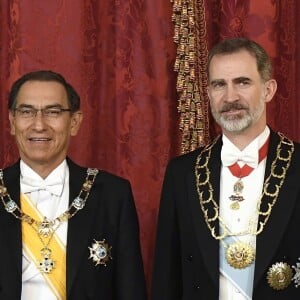 Le roi Felipe VI et la reine Letizia d'Espagne, laquelle portait pour l'occasion la robe Feipe Varela qu'on l'avait vue arborer en 2011 à la veille du mariage du prince William et de Kate Middleton, présidaient le 27 février 2019 au palais royal à Madrid à un dîner de gala en l'honneur de la visite du président du Pérou, Martin Alberto Vizcarra Cornejo.
