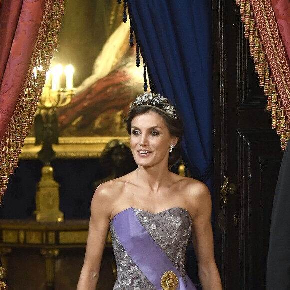 Le roi Felipe VI et la reine Letizia d'Espagne, laquelle portait pour l'occasion la robe Feipe Varela qu'on l'avait vue arborer en 2011 à la veille du mariage du prince William et de Kate Middleton, présidaient le 27 février 2019 au palais royal à Madrid à un dîner de gala en l'honneur de la visite du président du Pérou, Martin Alberto Vizcarra Cornejo.