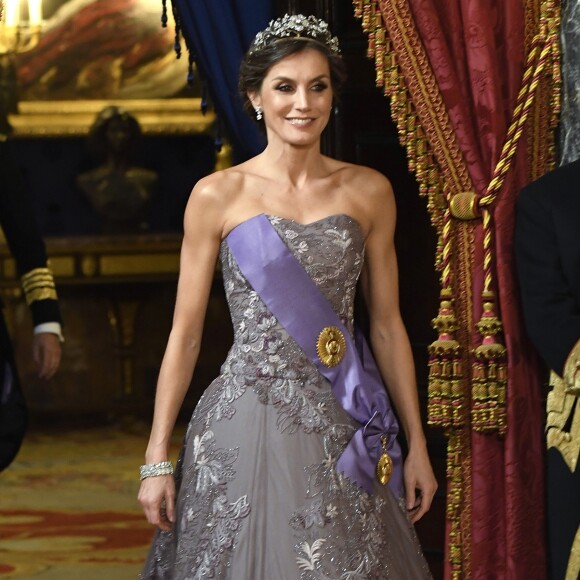 Le roi Felipe VI et la reine Letizia d'Espagne, laquelle portait pour l'occasion la robe Feipe Varela qu'on l'avait vue arborer en 2011 à la veille du mariage du prince William et de Kate Middleton, présidaient le 27 février 2019 au palais royal à Madrid à un dîner de gala en l'honneur de la visite du président du Pérou, Martin Alberto Vizcarra Cornejo.
