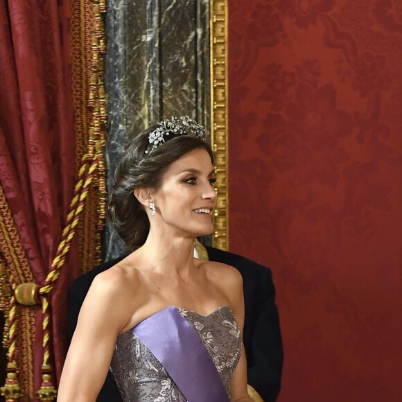 Le roi Felipe VI et la reine Letizia d'Espagne, laquelle portait pour l'occasion la robe Feipe Varela qu'on l'avait vue arborer en 2011 à la veille du mariage du prince William et de Kate Middleton, présidaient le 27 février 2019 au palais royal à Madrid à un dîner de gala en l'honneur de la visite du président du Pérou, Martin Alberto Vizcarra Cornejo.