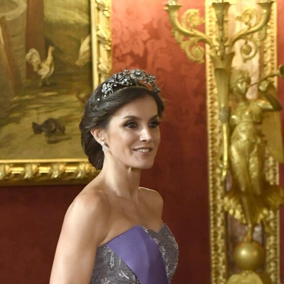 Le roi Felipe VI et la reine Letizia d'Espagne, laquelle portait pour l'occasion la robe Feipe Varela qu'on l'avait vue arborer en 2011 à la veille du mariage du prince William et de Kate Middleton, présidaient le 27 février 2019 au palais royal à Madrid à un dîner de gala en l'honneur de la visite du président du Pérou, Martin Alberto Vizcarra Cornejo.