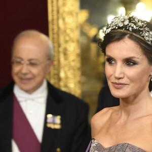 Le roi Felipe VI et la reine Letizia d'Espagne, laquelle portait pour l'occasion la robe Feipe Varela qu'on l'avait vue arborer en 2011 à la veille du mariage du prince William et de Kate Middleton, présidaient le 27 février 2019 au palais royal à Madrid à un dîner de gala en l'honneur de la visite du président du Pérou, Martin Alberto Vizcarra Cornejo.