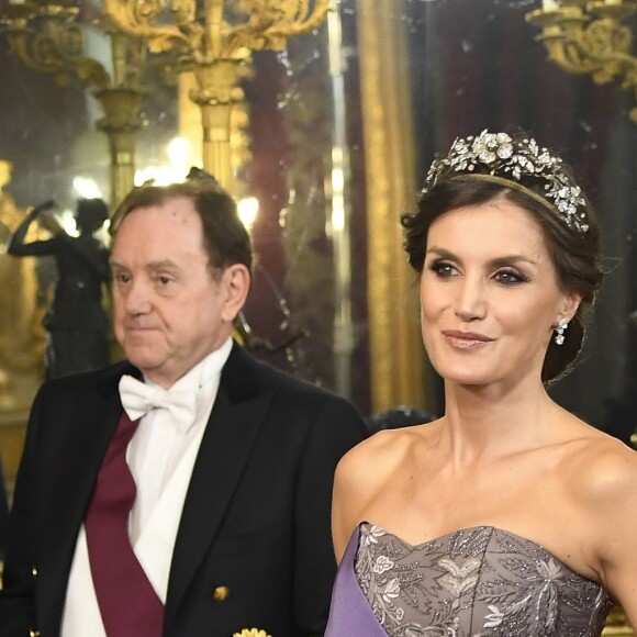 Le roi Felipe VI et la reine Letizia d'Espagne, laquelle portait pour l'occasion la robe Feipe Varela qu'on l'avait vue arborer en 2011 à la veille du mariage du prince William et de Kate Middleton, présidaient le 27 février 2019 au palais royal à Madrid à un dîner de gala en l'honneur de la visite du président du Pérou, Martin Alberto Vizcarra Cornejo.