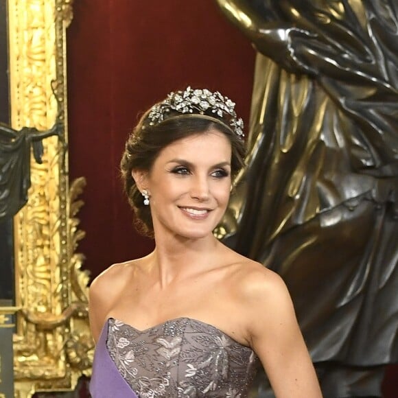Le roi Felipe VI et la reine Letizia d'Espagne, laquelle portait pour l'occasion la robe Feipe Varela qu'on l'avait vue arborer en 2011 à la veille du mariage du prince William et de Kate Middleton, présidaient le 27 février 2019 au palais royal à Madrid à un dîner de gala en l'honneur de la visite du président du Pérou, Martin Alberto Vizcarra Cornejo.