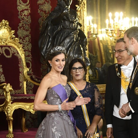 Le roi Felipe VI et la reine Letizia d'Espagne, laquelle portait pour l'occasion la robe Feipe Varela qu'on l'avait vue arborer en 2011 à la veille du mariage du prince William et de Kate Middleton, présidaient le 27 février 2019 au palais royal à Madrid à un dîner de gala en l'honneur de la visite du président du Pérou, Martin Alberto Vizcarra Cornejo.