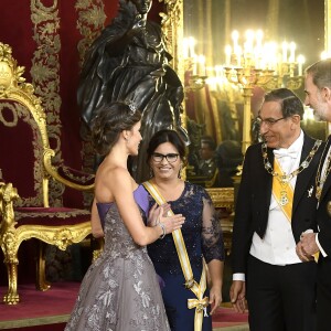 Le roi Felipe VI et la reine Letizia d'Espagne, laquelle portait pour l'occasion la robe Feipe Varela qu'on l'avait vue arborer en 2011 à la veille du mariage du prince William et de Kate Middleton, présidaient le 27 février 2019 au palais royal à Madrid à un dîner de gala en l'honneur de la visite du président du Pérou, Martin Alberto Vizcarra Cornejo.