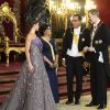 Le roi Felipe VI et la reine Letizia d'Espagne, laquelle portait pour l'occasion la robe Feipe Varela qu'on l'avait vue arborer en 2011 à la veille du mariage du prince William et de Kate Middleton, présidaient le 27 février 2019 au palais royal à Madrid à un dîner de gala en l'honneur de la visite du président du Pérou, Martin Alberto Vizcarra Cornejo.