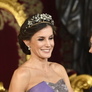 Le roi Felipe VI et la reine Letizia d'Espagne, laquelle portait pour l'occasion la robe Feipe Varela qu'on l'avait vue arborer en 2011 à la veille du mariage du prince William et de Kate Middleton, présidaient le 27 février 2019 au palais royal à Madrid à un dîner de gala en l'honneur de la visite du président du Pérou, Martin Alberto Vizcarra Cornejo.
