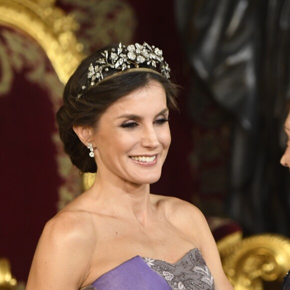 Le roi Felipe VI et la reine Letizia d'Espagne, laquelle portait pour l'occasion la robe Feipe Varela qu'on l'avait vue arborer en 2011 à la veille du mariage du prince William et de Kate Middleton, présidaient le 27 février 2019 au palais royal à Madrid à un dîner de gala en l'honneur de la visite du président du Pérou, Martin Alberto Vizcarra Cornejo.