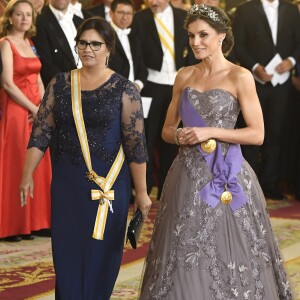 Le roi Felipe VI et la reine Letizia d'Espagne, laquelle portait pour l'occasion la robe Felipe Varela qu'on l'avait vue arborer en 2011 à la veille du mariage du prince William et de Kate Middleton, présidaient le 27 février 2019 au palais royal à Madrid à un dîner de gala en l'honneur de la visite du président du Pérou, Martin Alberto Vizcarra Cornejo, et son épouse Maribel (photo).