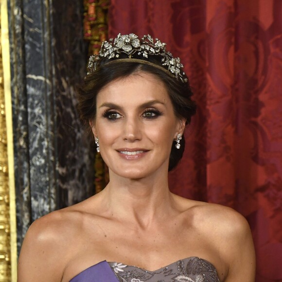 Le roi Felipe VI et la reine Letizia d'Espagne, laquelle portait pour l'occasion la robe Feipe Varela qu'on l'avait vue arborer en 2011 à la veille du mariage du prince William et de Kate Middleton, présidaient le 27 février 2019 au palais royal à Madrid à un dîner de gala en l'honneur de la visite du président du Pérou, Martin Alberto Vizcarra Cornejo.