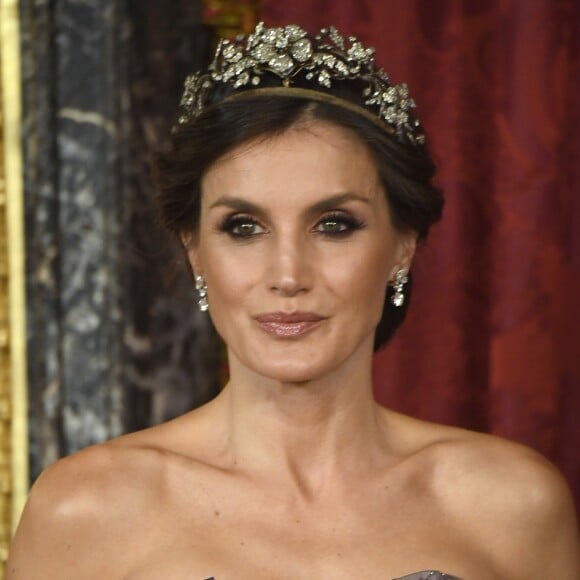 Le roi Felipe VI et la reine Letizia d'Espagne, laquelle portait pour l'occasion la robe Feipe Varela qu'on l'avait vue arborer en 2011 à la veille du mariage du prince William et de Kate Middleton, présidaient le 27 février 2019 au palais royal à Madrid à un dîner de gala en l'honneur de la visite du président du Pérou, Martin Alberto Vizcarra Cornejo.