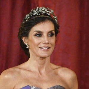 Le roi Felipe VI et la reine Letizia d'Espagne, laquelle portait pour l'occasion la robe Feipe Varela qu'on l'avait vue arborer en 2011 à la veille du mariage du prince William et de Kate Middleton, présidaient le 27 février 2019 au palais royal à Madrid à un dîner de gala en l'honneur de la visite du président du Pérou, Martin Alberto Vizcarra Cornejo.