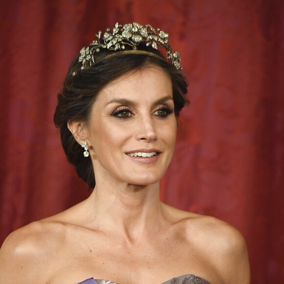 Le roi Felipe VI et la reine Letizia d'Espagne, laquelle portait pour l'occasion la robe Feipe Varela qu'on l'avait vue arborer en 2011 à la veille du mariage du prince William et de Kate Middleton, présidaient le 27 février 2019 au palais royal à Madrid à un dîner de gala en l'honneur de la visite du président du Pérou, Martin Alberto Vizcarra Cornejo.