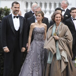 Letizia d'Espagne (robe Felipe Varela), entourée de Felipe et Sofia, au Mandarin Oriental à Londres le 28 avril 2011 au dîner à la veille du mariage du prince William et de Kate Middleton.