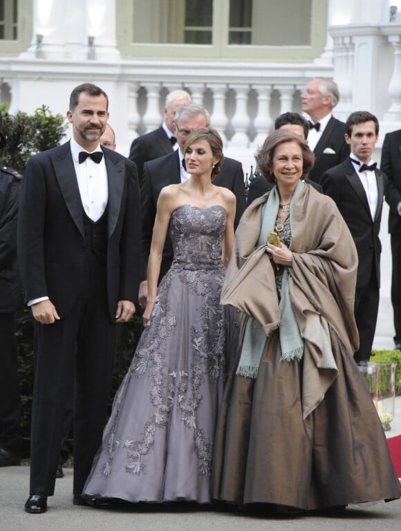 Letizia d'Espagne (robe Felipe Varela), entourée de Felipe et Sofia, au Mandarin Oriental à Londres le 28 avril 2011 au dîner à la veille du mariage du prince William et de Kate Middleton.