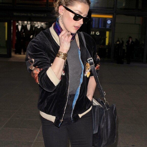 Exclusif - Amber Heard a l'air décontractée alors qu'elle arrive à Londres. Elle porte un bomber en velour noir brodé de tigres. La star d'Aquaman a récemment fait du bénévolat au Liban et en Syrie! Londres le 1er Mars 2019