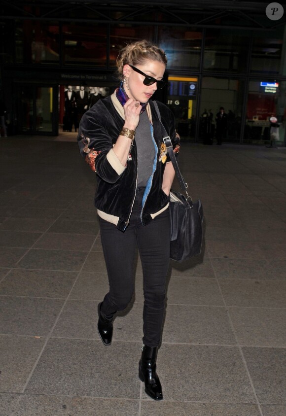Exclusif - Amber Heard a l'air décontractée alors qu'elle arrive à Londres. Elle porte un bomber en velour noir brodé de tigres. La star d'Aquaman a récemment fait du bénévolat au Liban et en Syrie! Londres le 1er Mars 2019